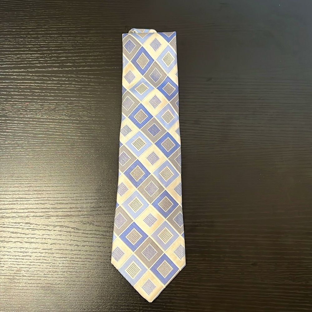 Beautiful Michael Kors Squares and Diamonds Necktie / Tie